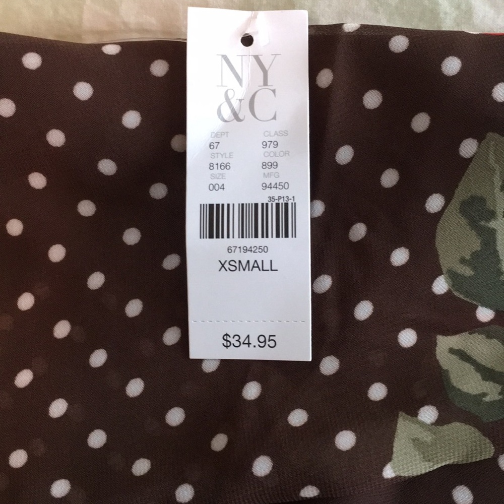 NY & Co. Woman’s sleeveless blouse. Floral  mesh - Picture 5 of 6